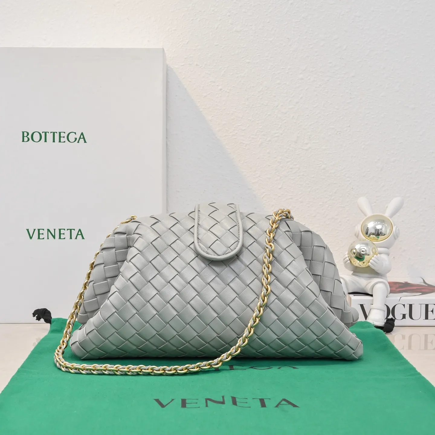 Batch 2260 Bitters Venetia 2024 summer series brings Lauren 1980 handbags back to the public eye. The design of the bag is inspired by ancient Roman architecture. It uses the brand's iconic Intrecciato lambskin woven bag body with a hard frame. No logo can be seen on the whole bag. It is equipped with a leather woven metal chain. When using it as a clutch, just put the chain directly in the bag ~ showing an elegant and timeless style. Decades later, when Lauren Hutton once again walked on the Bottega Venetia spring and summer show with this bag, the charm of the year still remains intact despite the passage of time. Size: 31.5*16.5*11 Style No.: 5807
